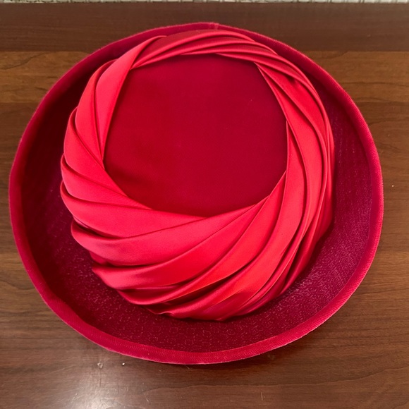 🌟HP🌟VTG 1950s Red Velvet & Pleated Satin Breton Hat by Milbrae Exclusives - Picture 8 of 14